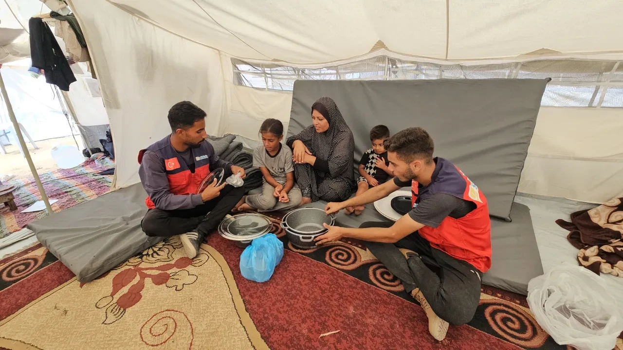 Doğrudan yardım ulaşıyor! Sadakataşı ve MÜSİAD Gazze’de çadır kent kurdu