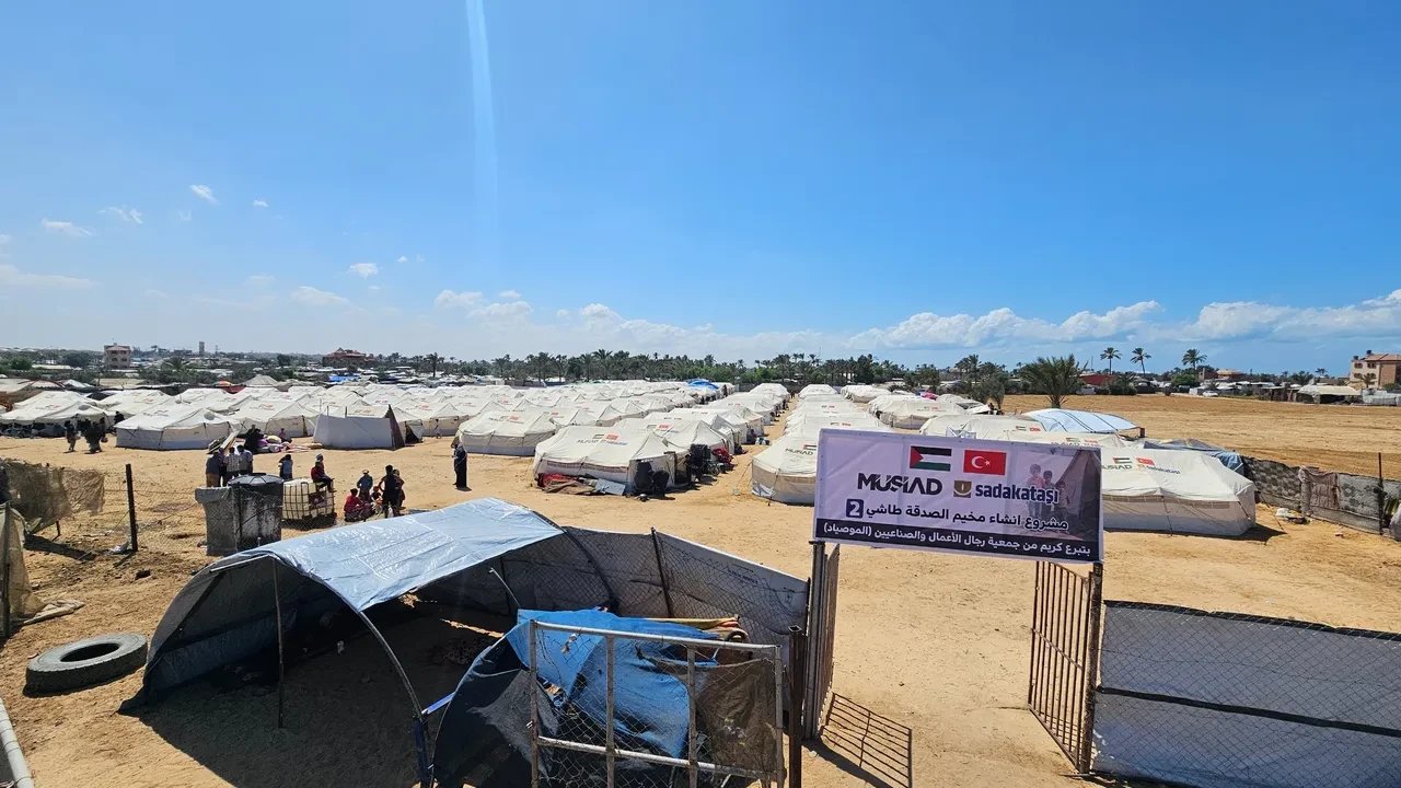 Doğrudan yardım ulaşıyor! Sadakataşı ve MÜSİAD Gazze’de çadır kent kurdu