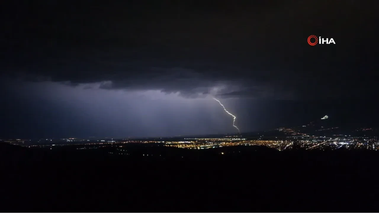 Gece adeta gündüze döndü! Erzincan’da şimşek ve yıldırımlar kamerada