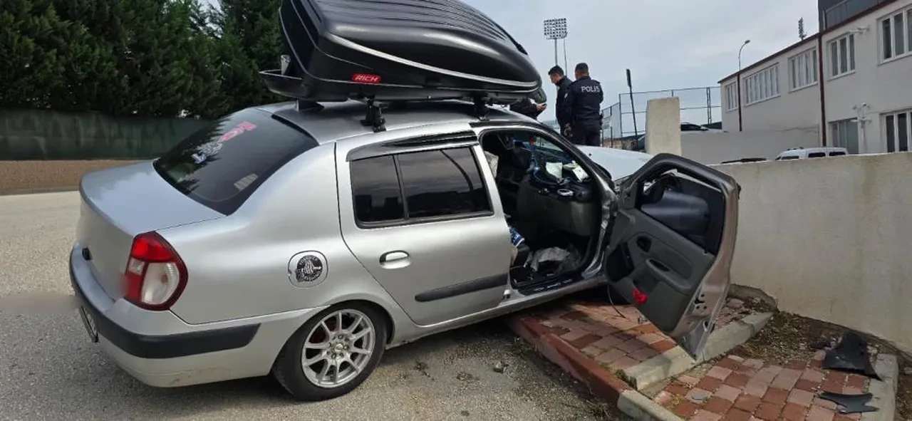 İki aile kavgaya girdi, aracını 3 kişinin üstüne sürdü