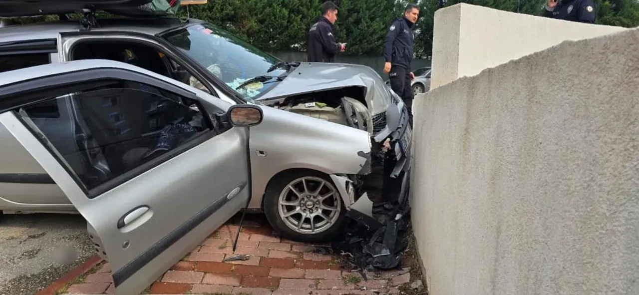 İki aile kavgaya girdi, aracını 3 kişinin üstüne sürdü