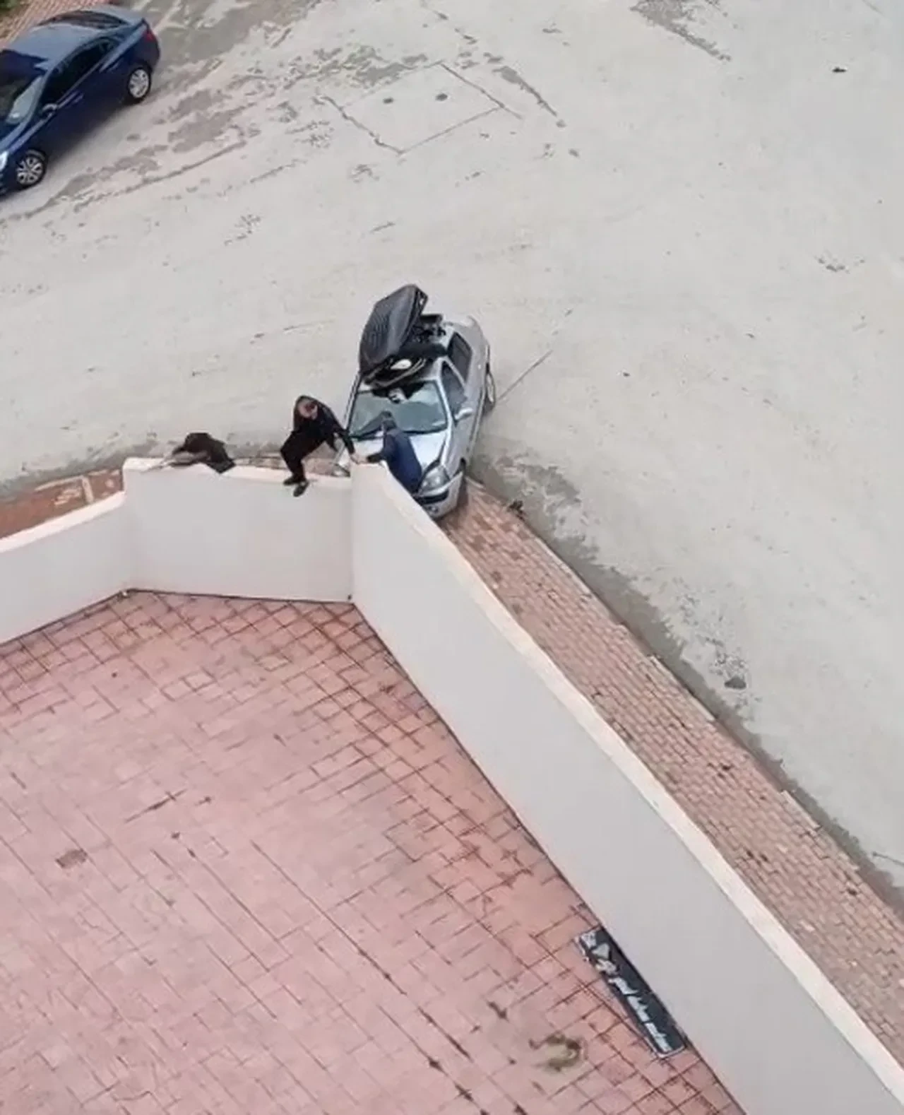 İki aile kavgaya girdi, aracını 3 kişinin üstüne sürdü