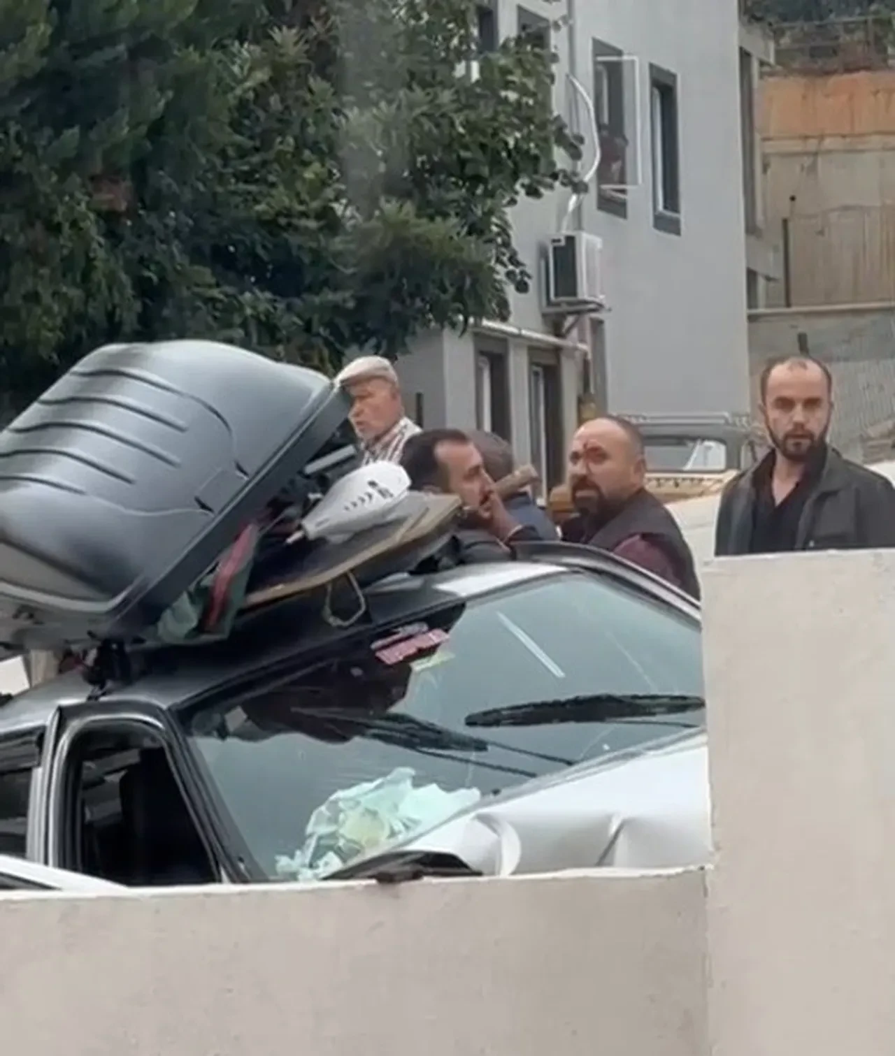 İki aile kavgaya girdi, aracını 3 kişinin üstüne sürdü