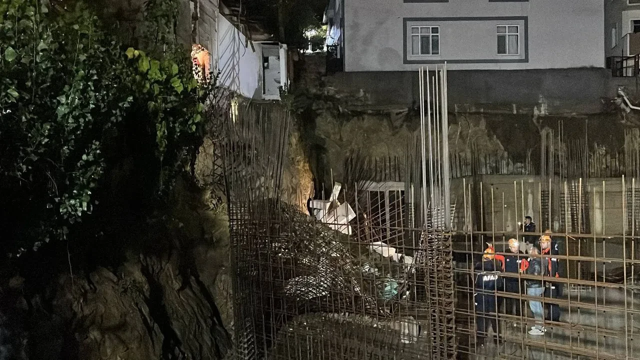 İnşaatın yanındaki evin duvarı çöktü! Bina tahliye edildi