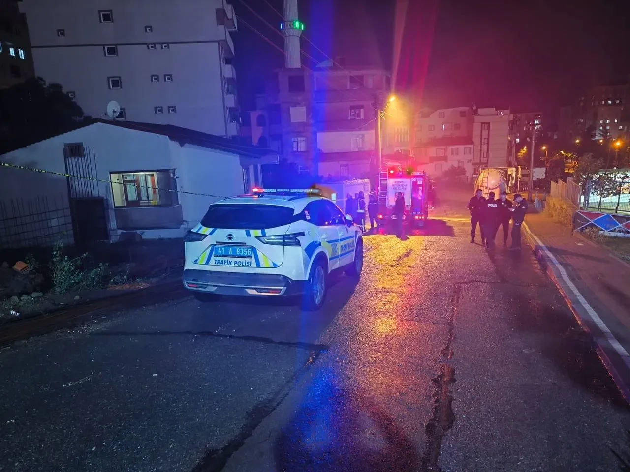 İnşaatın yanındaki evin duvarı çöktü! Bina tahliye edildi