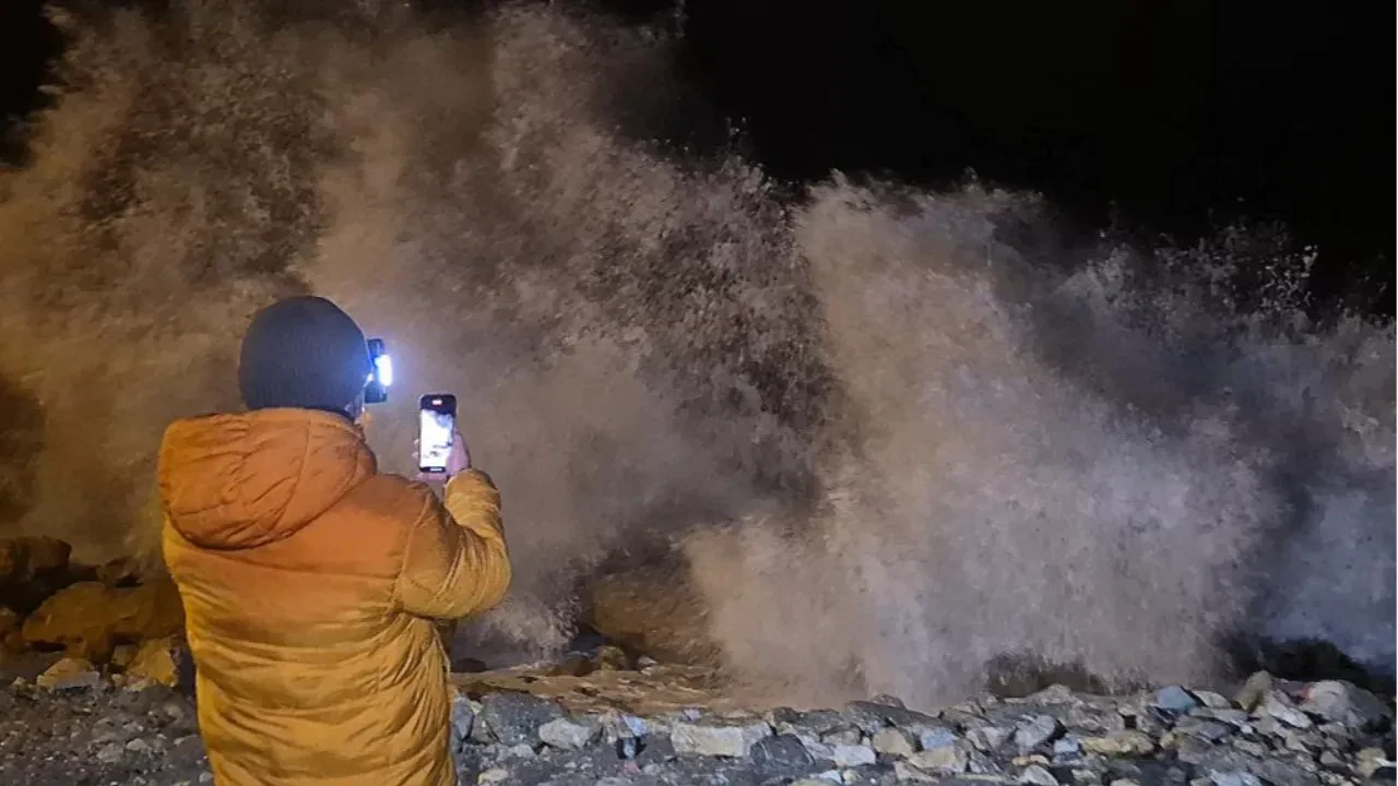 Karadeniz'de fırtına: 8 metrelik dalgalar kıyıya vurdu