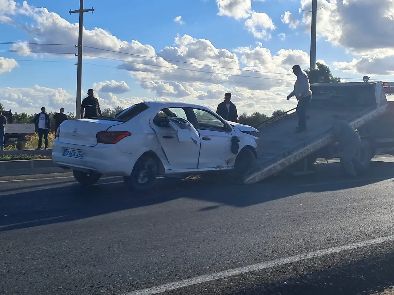 Kilis’te otomobil refüje çarptı: 2 ağır yaralı