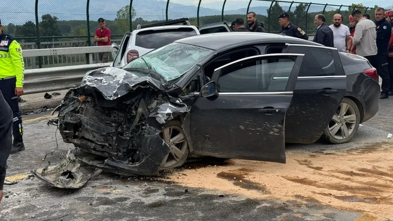 Otoyolda feci kaza! Araçlar hurdaya döndü, 2 jandarma şehit oldu