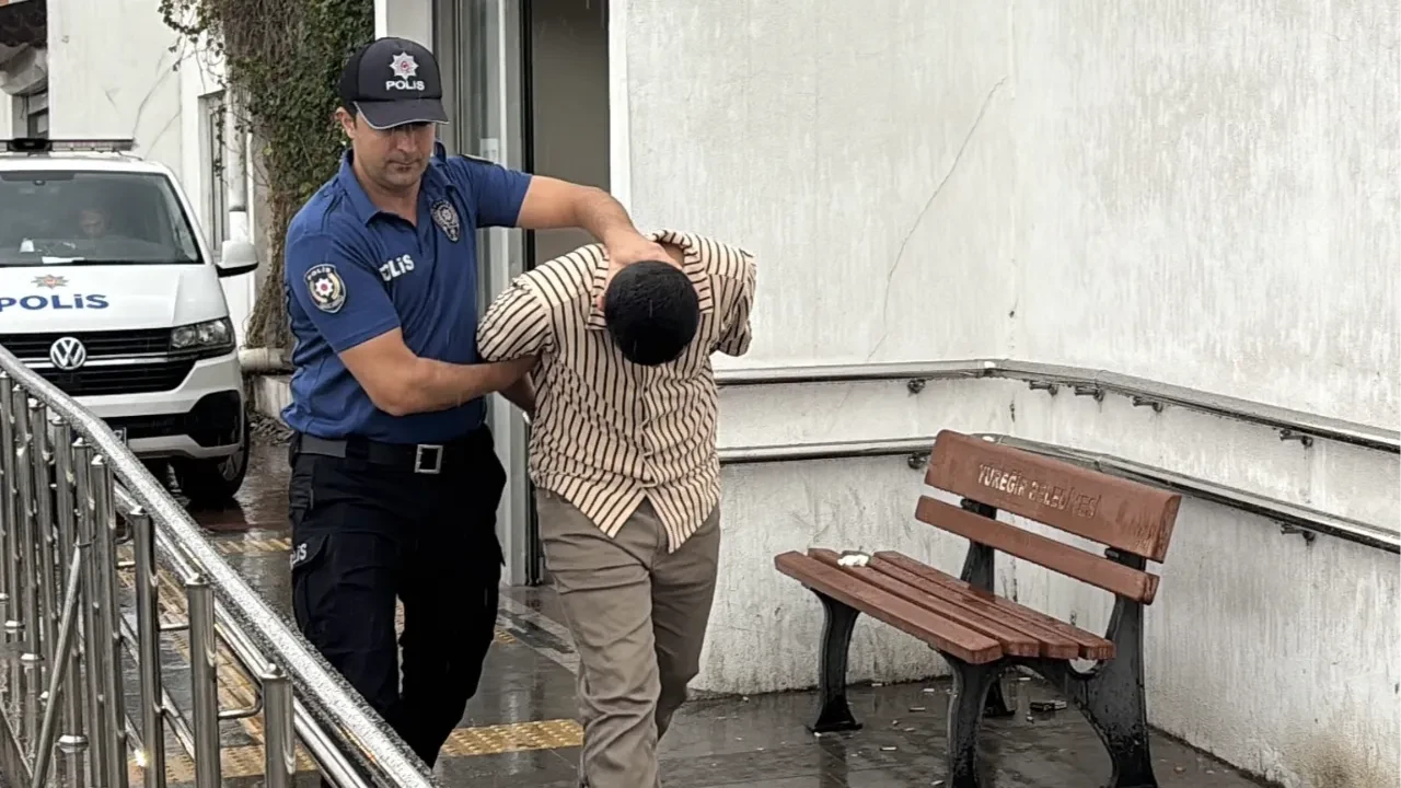 Sahte polis kılınığına girip arama yaptı! Savunması şoke etti