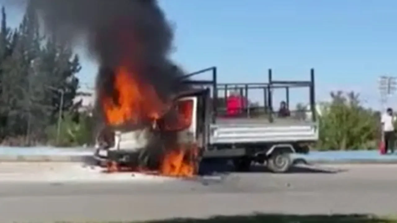 Seyir halindeki kamyonet alev alev yandı