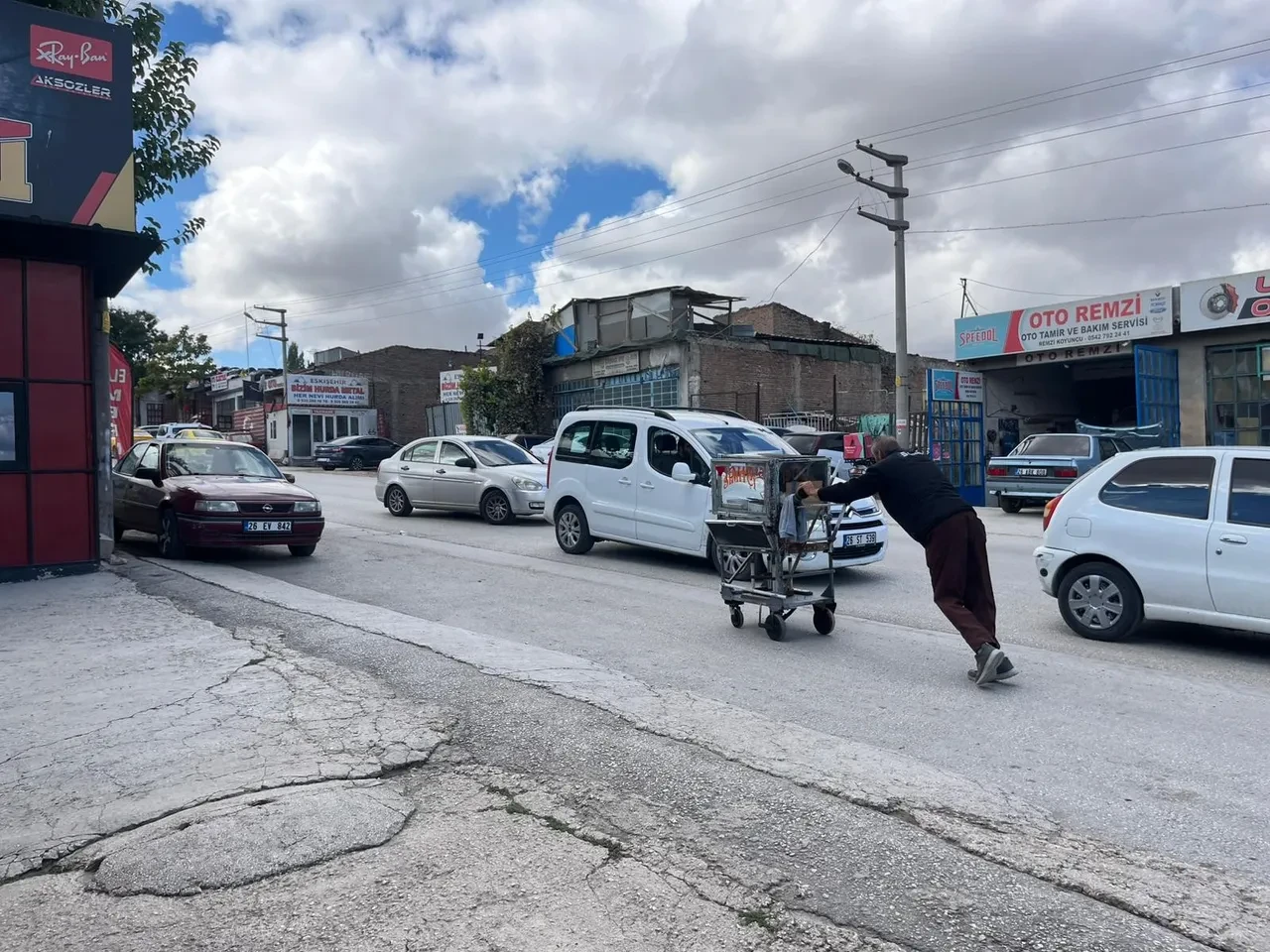 Simitçi Süleyman Hanay'dan hayat dersi: 4 çocuğunu okutuyor
