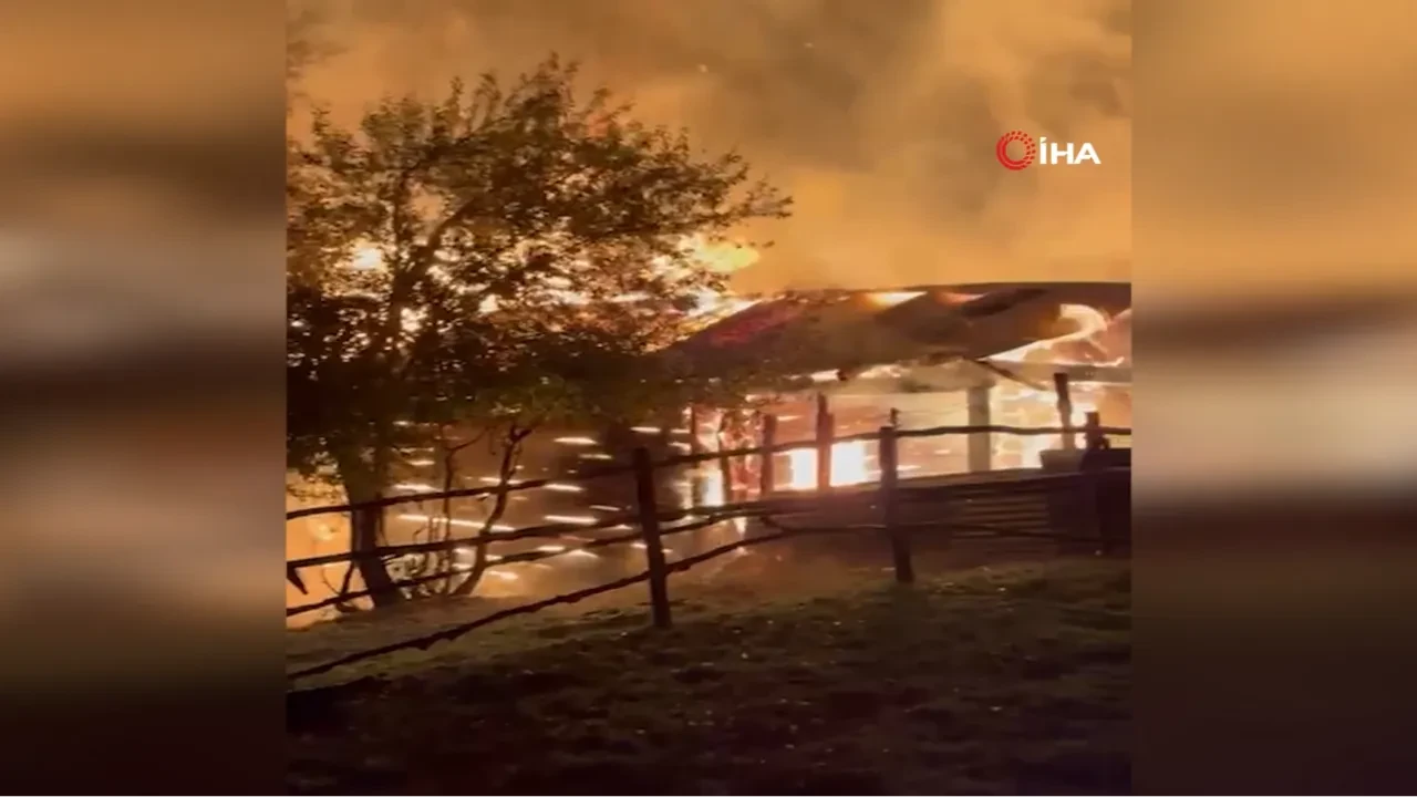 Ahşap ev alevlere teslim oldu, geriye külleri kaldı! O anlar kamerada