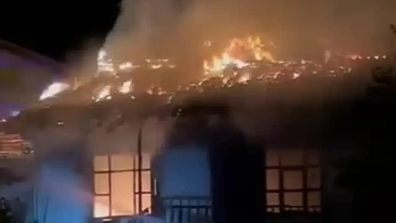 Amasya'da çıkan yangında iki ev küle döndü