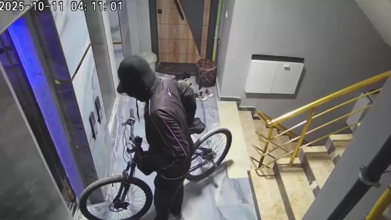 Bisiklet hırsızı kamerada! İşte o hırsızlık anları
