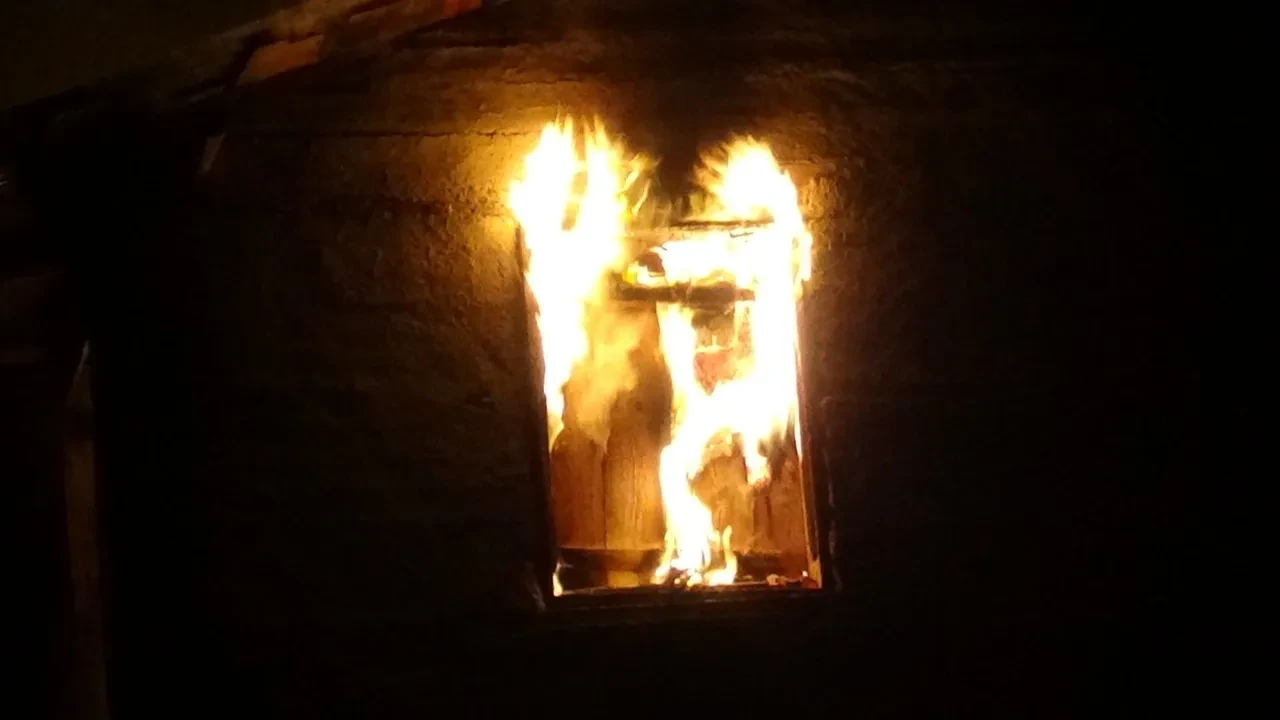 Bolu'da alevler geceyi aydınlattı! Saman dolu ev saatlerce yandı