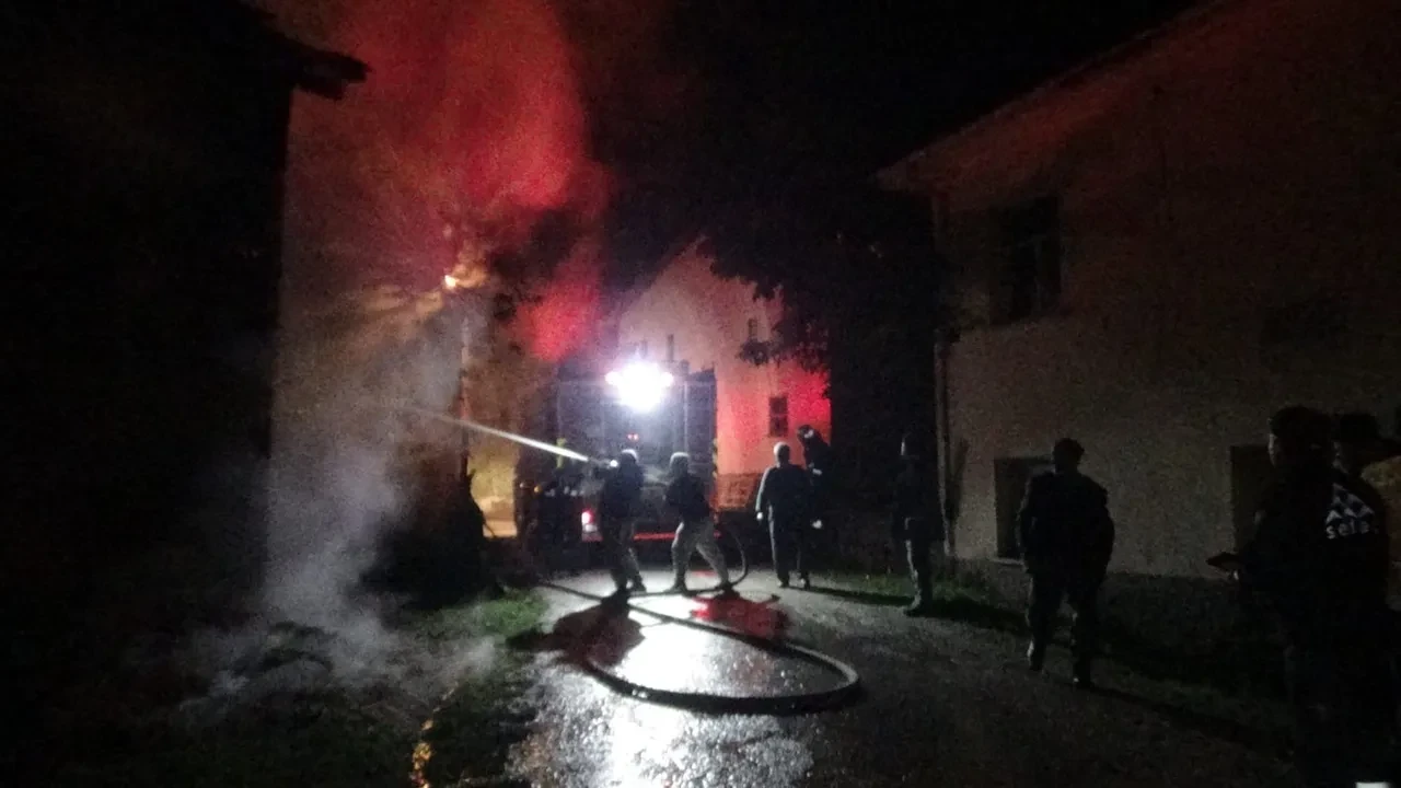 Bolu'da alevler geceyi aydınlattı! Saman dolu ev saatlerce yandı