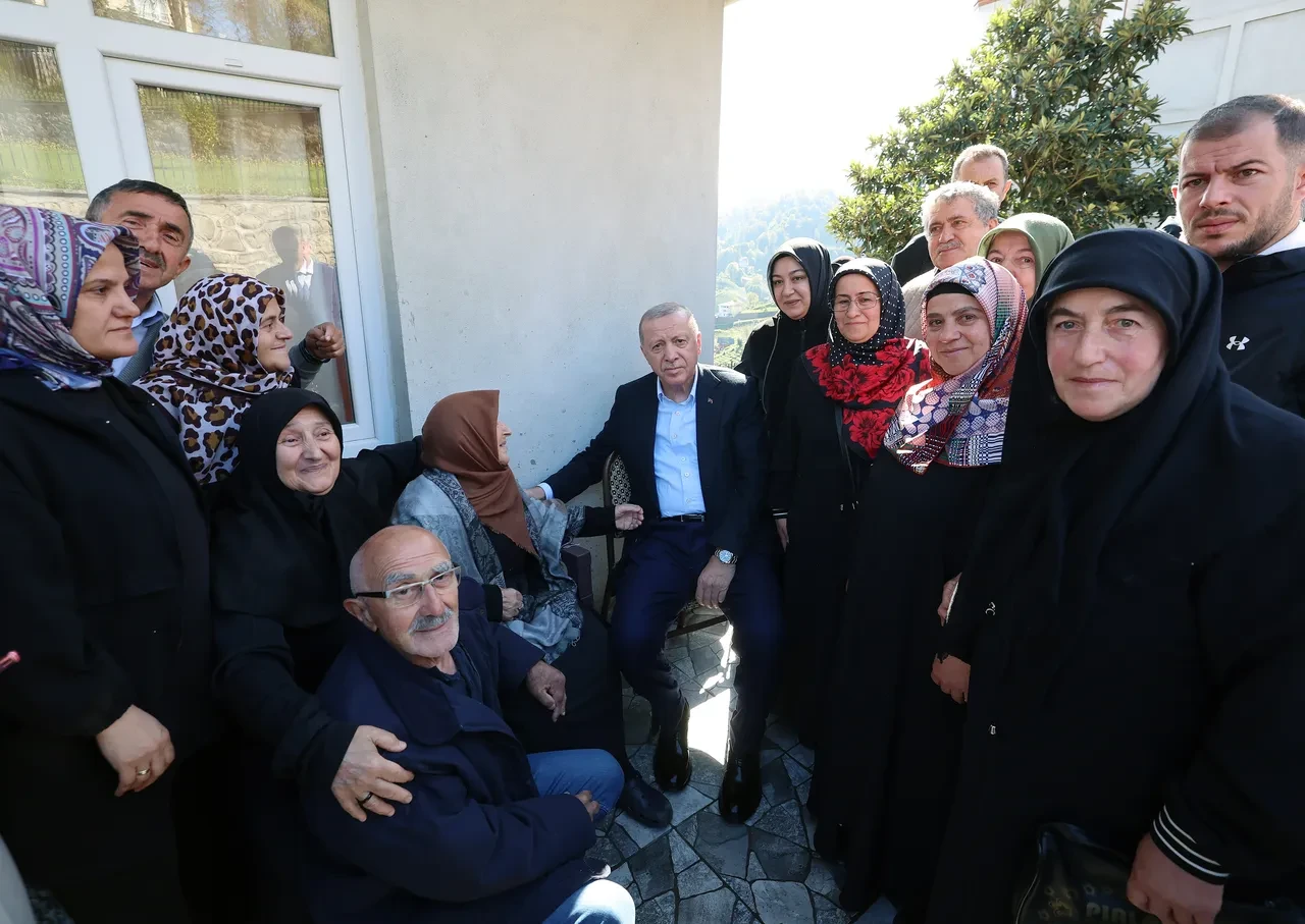 Erdoğan baba ocağında! Komşularıyla sohbet edip Ayder Yaylası'nı ziyaret etti