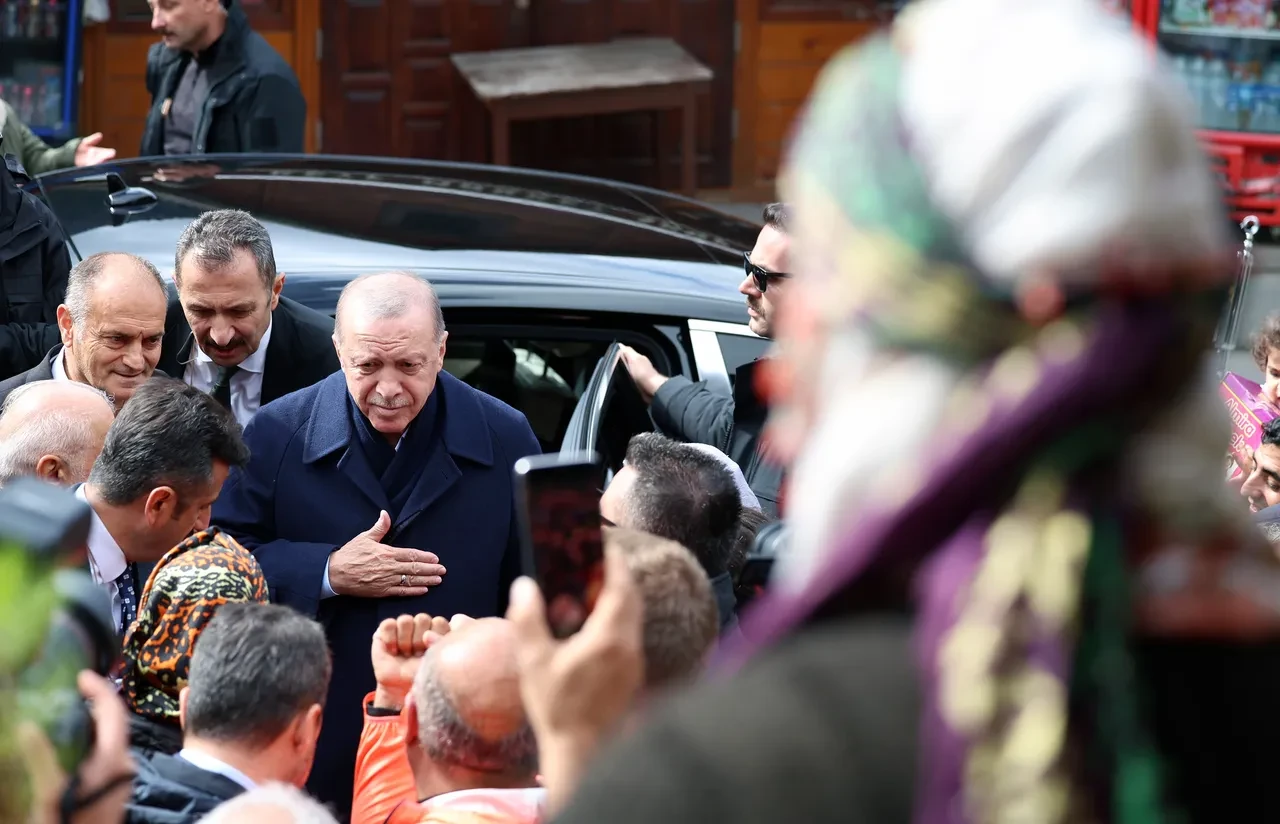 Erdoğan baba ocağında! Komşularıyla sohbet edip Ayder Yaylası'nı ziyaret etti