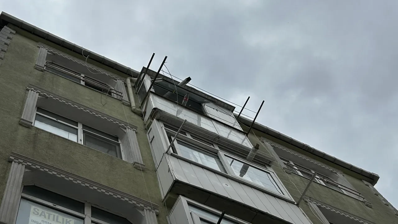 Fatih'te şüpheli ölüm: Bir kadın 5 katlı binadan düştü