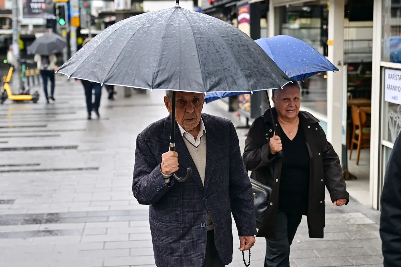 Hafta sonu hava durumu nasıl? Meteoroloji saat vererek uyardı: Şiddetli yağmura dikkat!