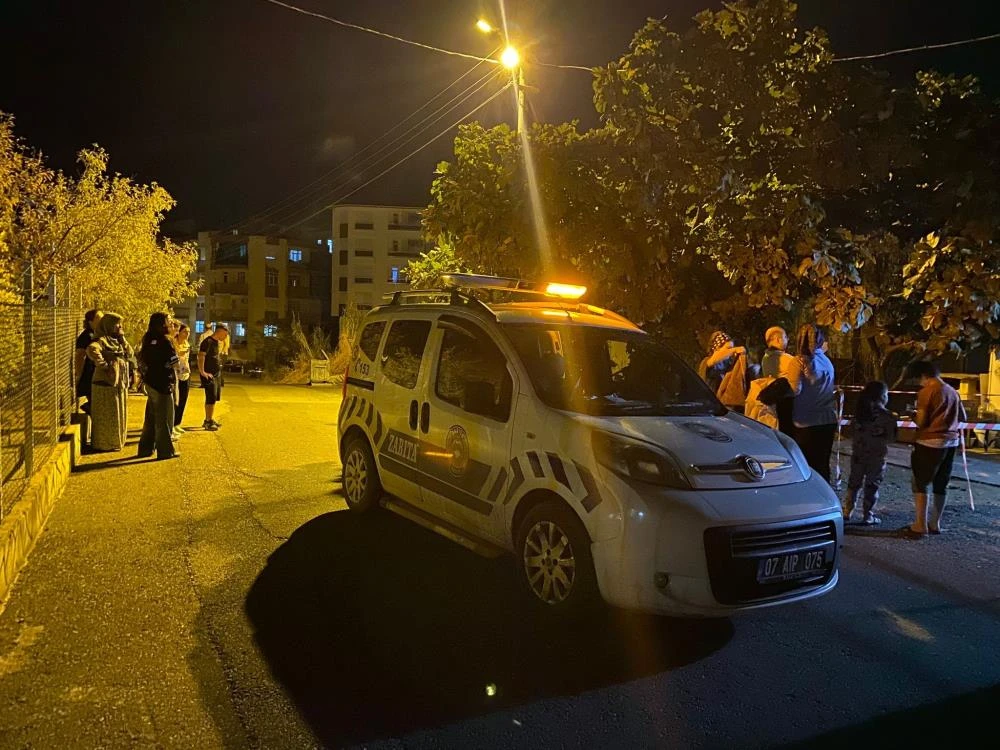 Serik’te toprak kayması: 3 aile tahliye edildi