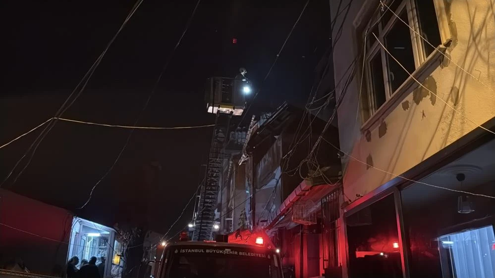 Şişli’de çatı yangını paniğe neden oldu