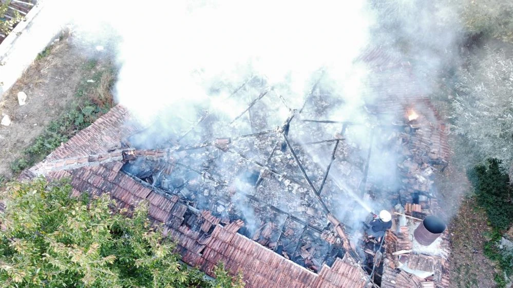 Çorum’da bir evin tandırlığında çıkan yangında tandırlık kullanılmaz hale geldi