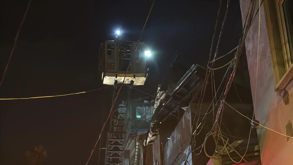 Şişli’de çatı yangını paniğe neden oldu