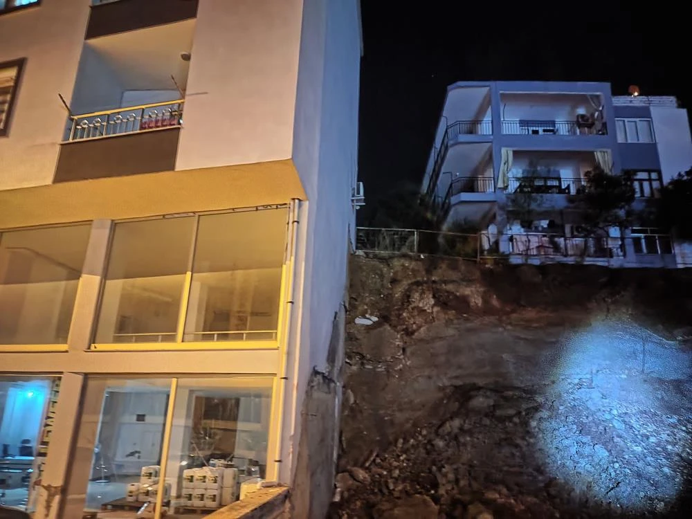 Serik’te toprak kayması: 3 aile tahliye edildi