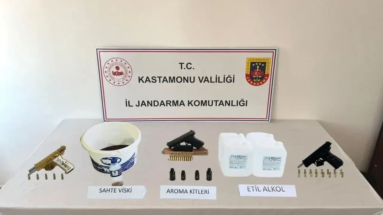 Kastamonu'da jandarma, sahte alkol ve ruhsatsız silahlara geçit vermedi: 3 gözaltı