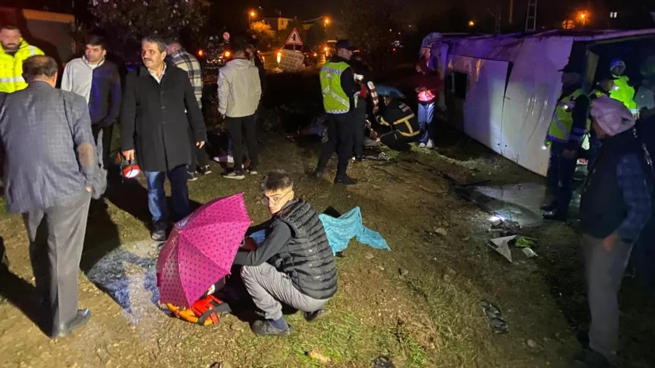 Kastamonu'da tur midibüsü kontrolden çıkarak devrildi: Çok sayıda yaralı!