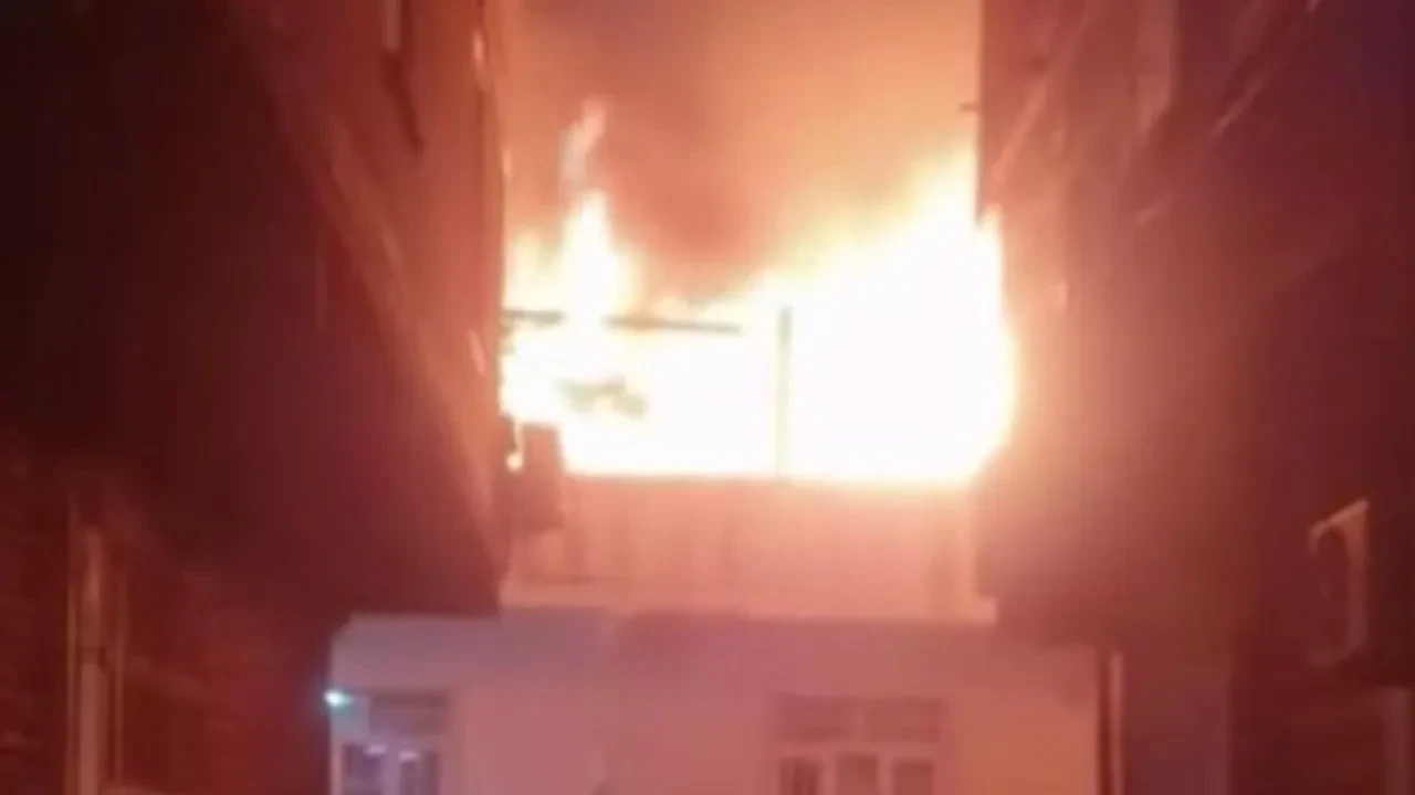 Korkutan yangın: Binada alevler böyle yükseldi