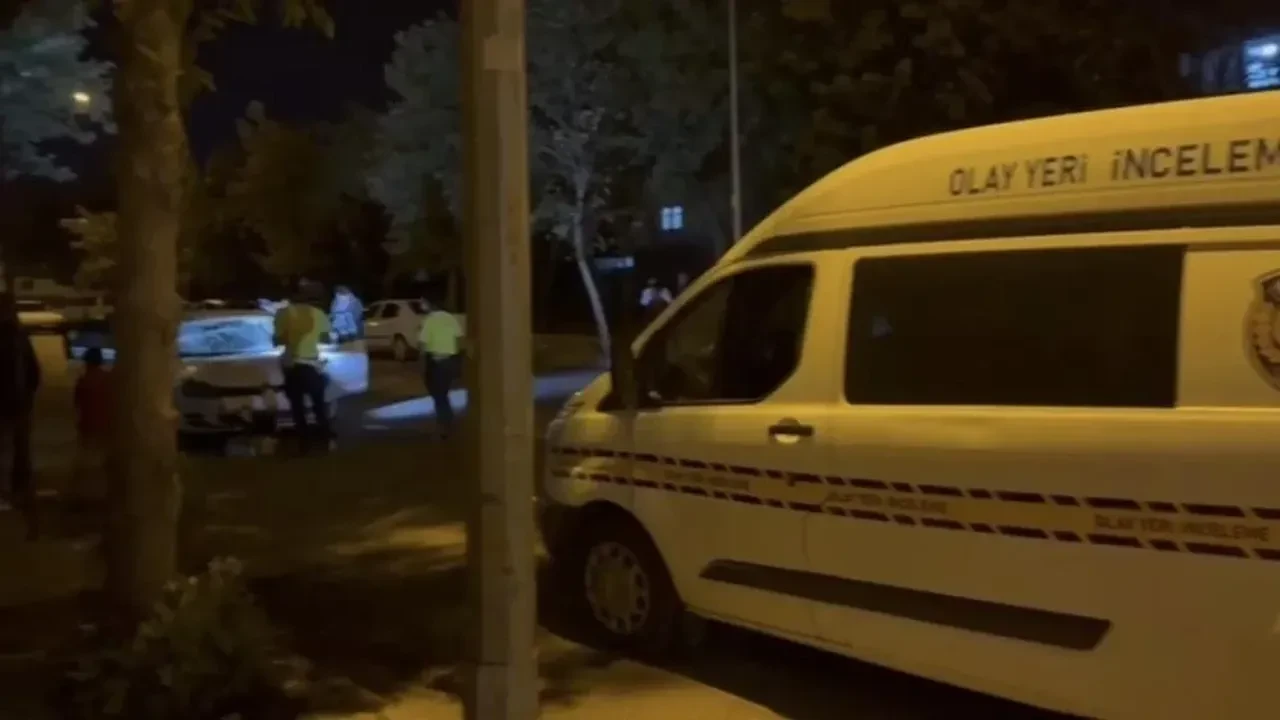 Siverek’te yolun karşısına geçmeye çalışan anne ve kızına araç çarptı