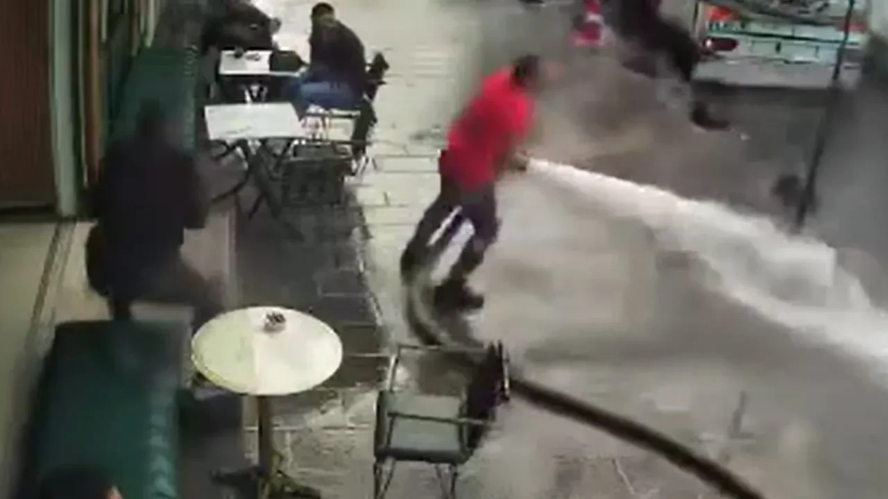 Şov yapayım derken tazyikli suyla ortalığı birbirine kattı