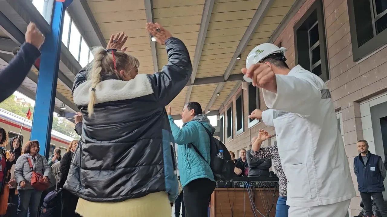 Turistik Karaelmas Ekspresi yolcularını Madenci Korosu karşıladı