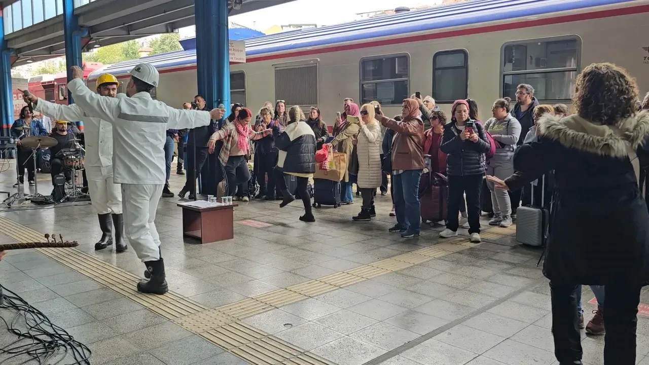Turistik Karaelmas Ekspresi yolcularını Madenci Korosu karşıladı