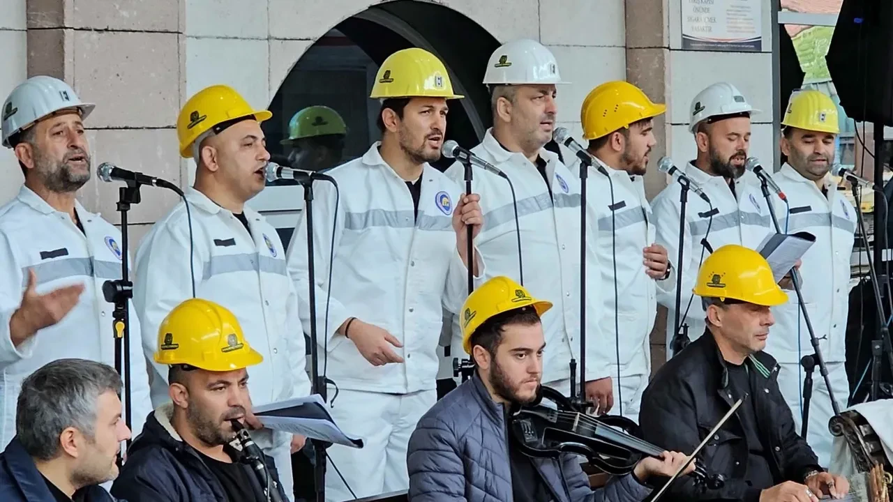 Turistik Karaelmas Ekspresi yolcularını Madenci Korosu karşıladı