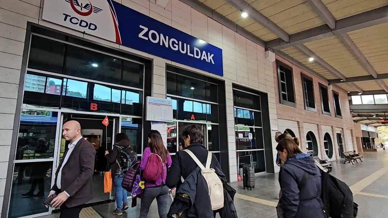 Turistik Karaelmas Ekspresi yolcularını Madenci Korosu karşıladı