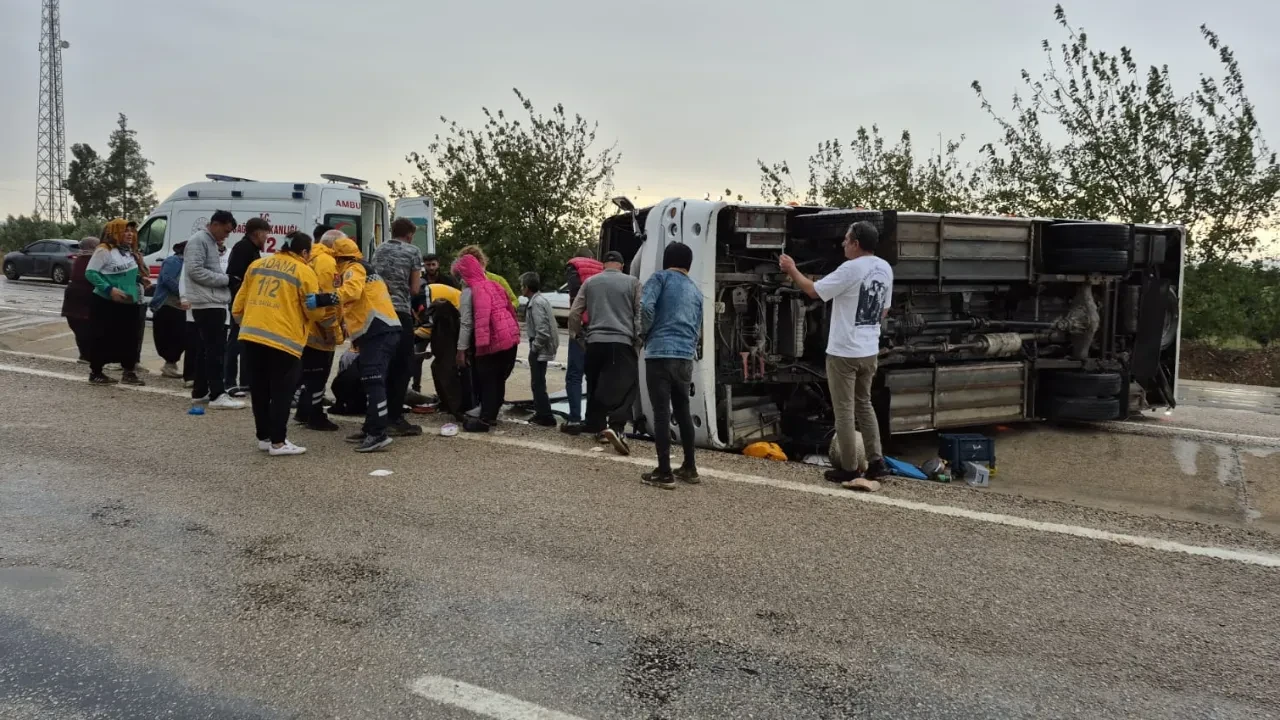 Adana’da tarım işçilerini taşıyan minibüs devrildi: Çok sayıda yaralı var!