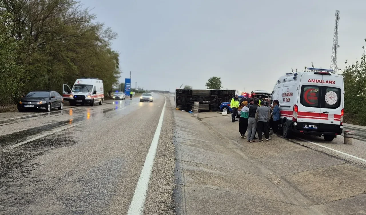 Adana’da tarım işçilerini taşıyan minibüs devrildi: Çok sayıda yaralı var!