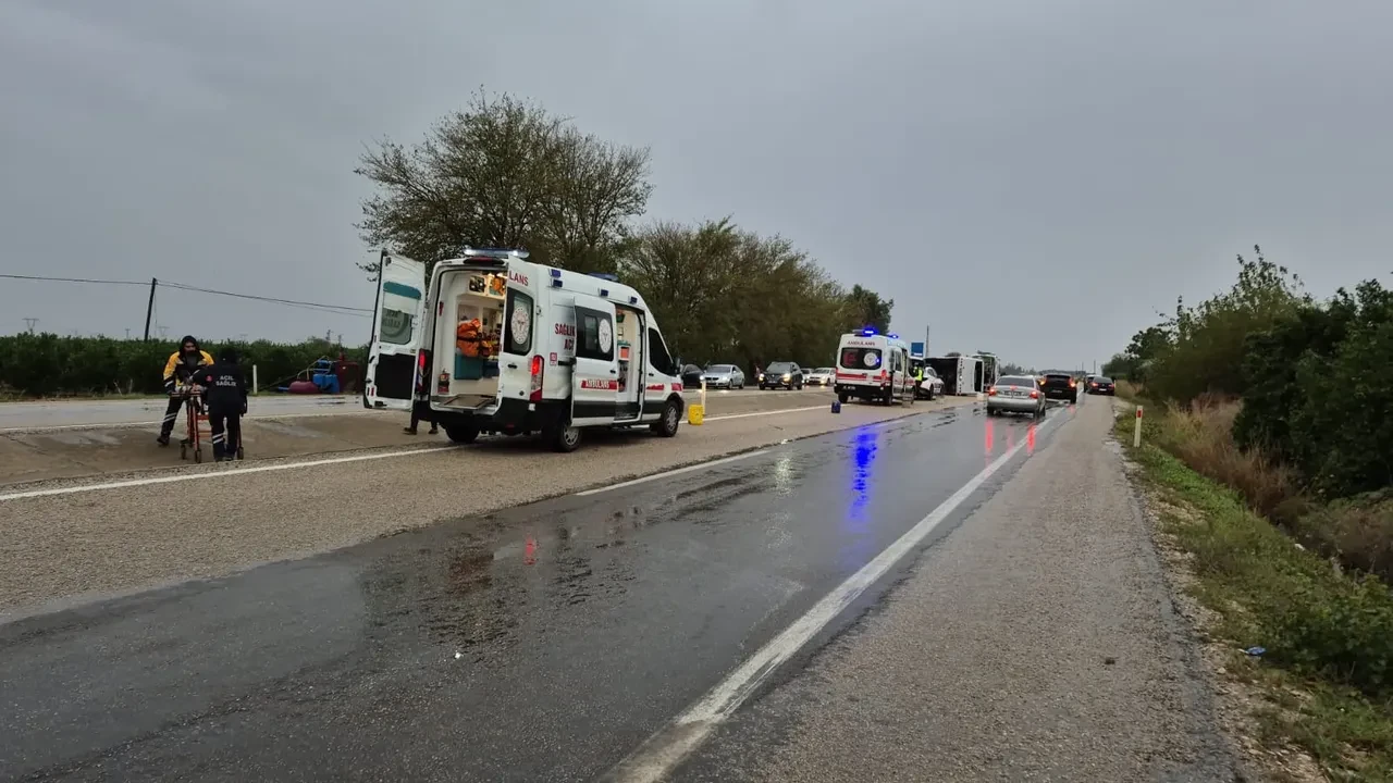 Adana’da tarım işçilerini taşıyan minibüs devrildi: Çok sayıda yaralı var!