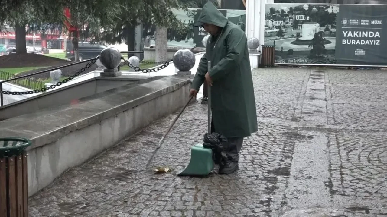 Altın dolu çanta bulan temizlik görevlisi bakın ne yaptı! Ödül olarak öyle bir şey verdiler ki