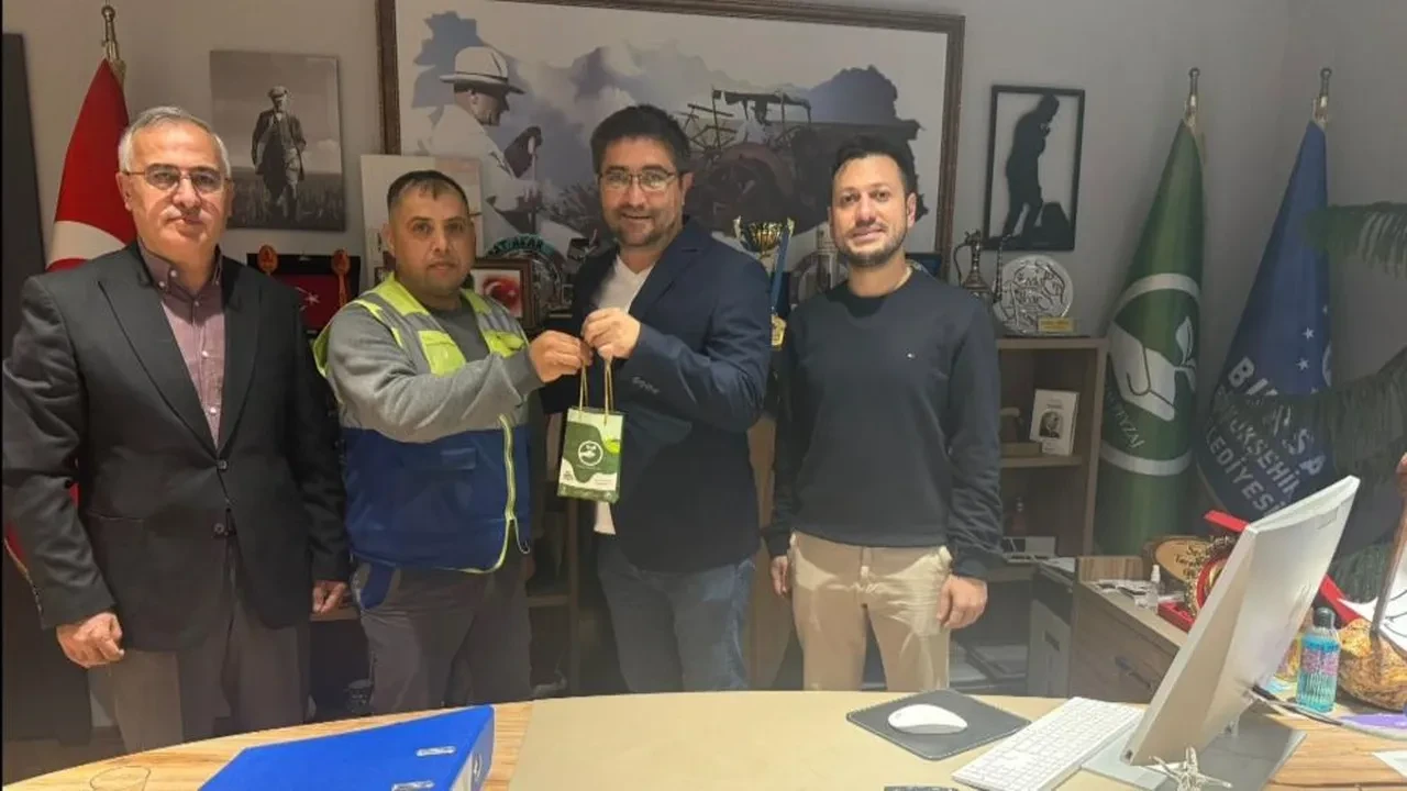 Altın dolu çanta bulan temizlik görevlisi bakın ne yaptı! Ödül olarak öyle bir şey verdiler ki