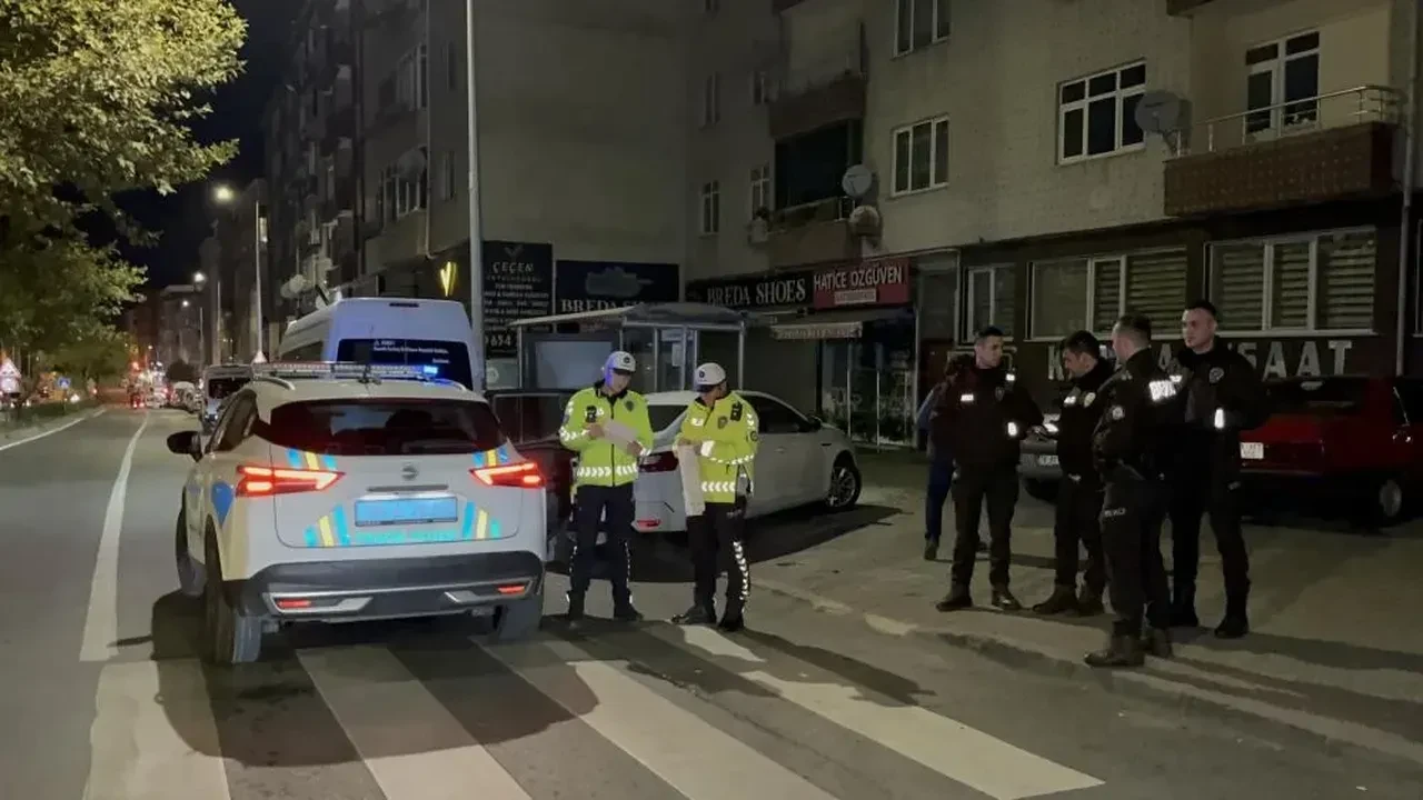 Çorlu’da alkollü sürücü yolcu durağına daldı