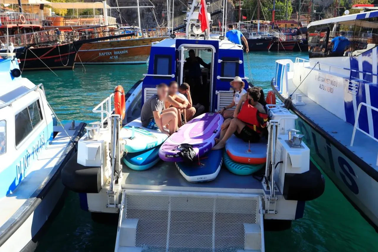 Denizin ortasında can pazarı! Metrelerce sürüklendiler, birbirlerine sarılı halde bulundular