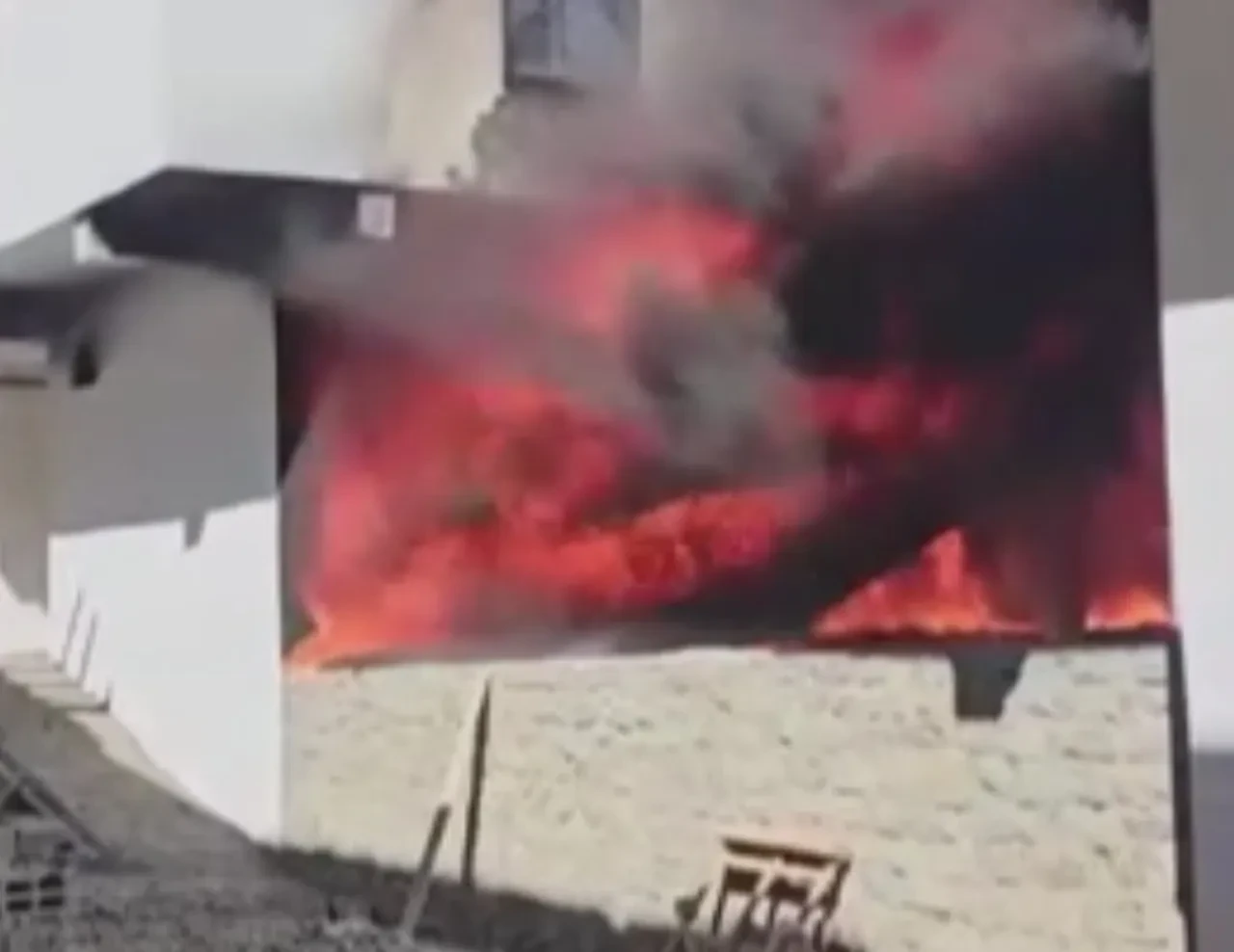 Diyarbakır'da korkutan yangın! İnşaat alevler içinde kaldı