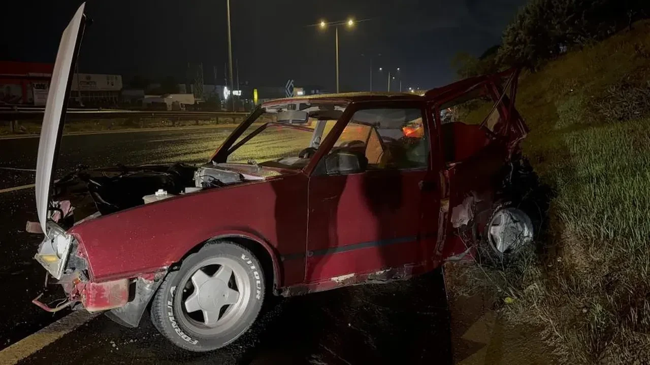 Gebze’de feci kaza: Sürücü yola fırladı, araç ters döndü