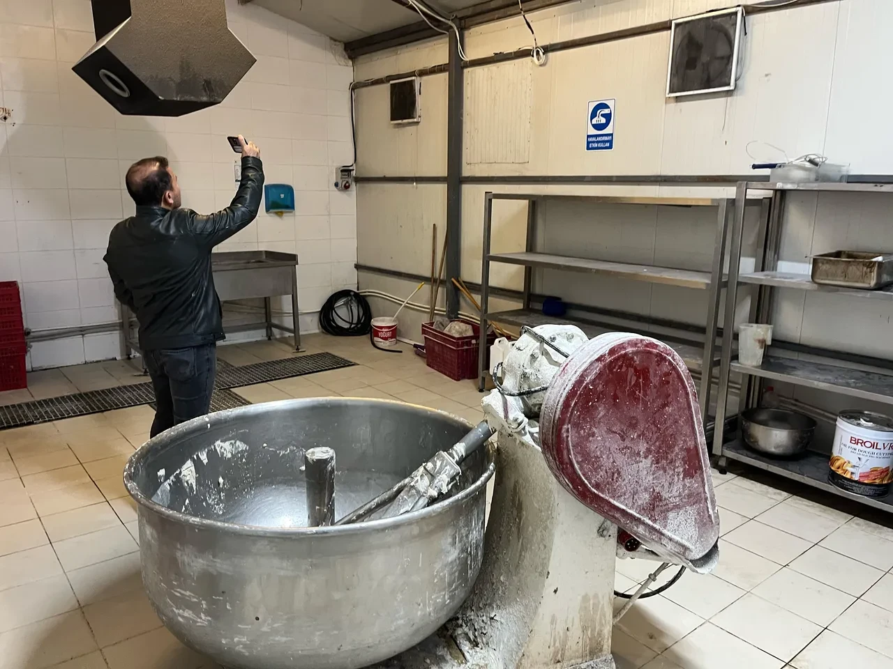 Halk ekmek fabrikasında mide bulandıran görüntüler! Sosyal medyada ortaya atılan iddia gerçek çıktı