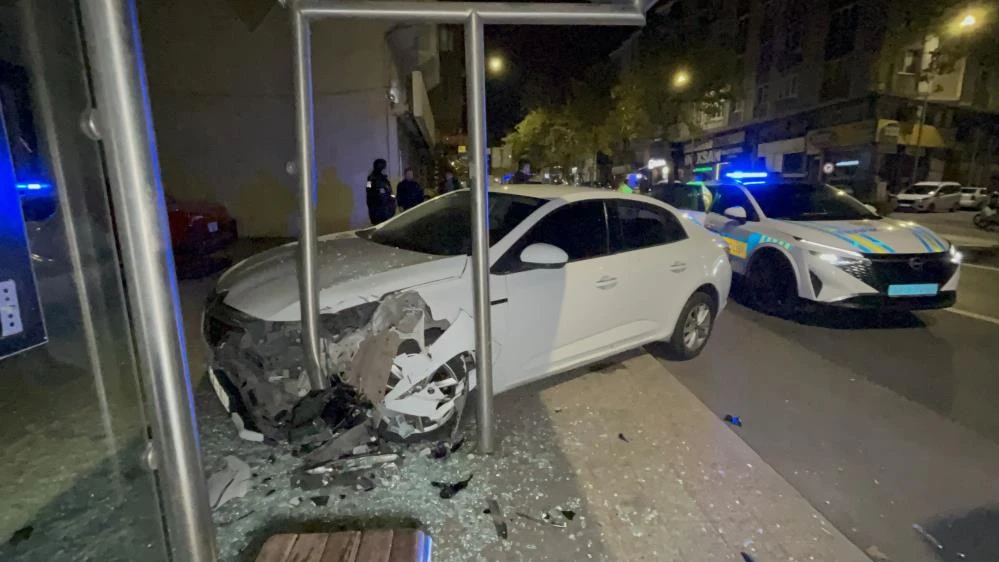 Çorlu’da alkollü sürücü yolcu durağına daldı