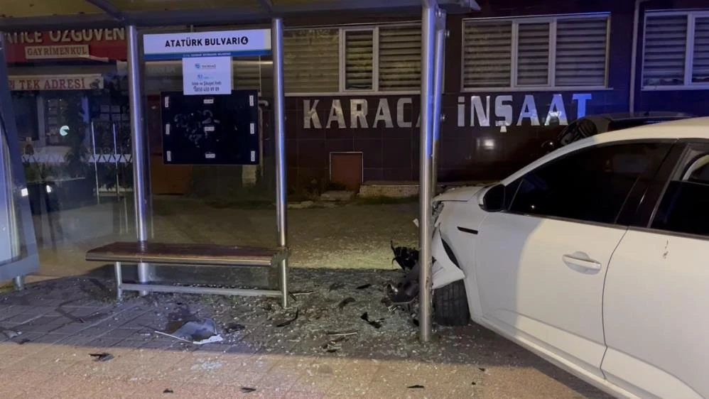 Çorlu’da alkollü sürücü yolcu durağına daldı